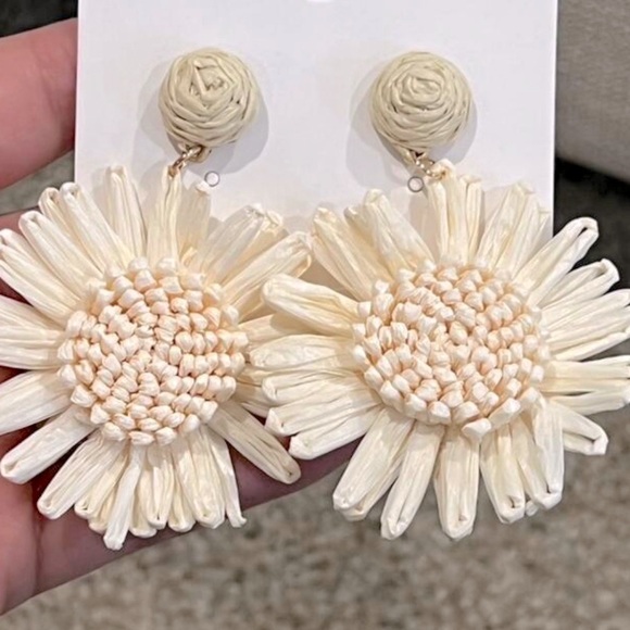 🌼 Flower Drop Earrings - Picture 7 of 7